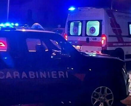 Stacca l’orecchio a morsi alla compagna, arrestato un 55enne