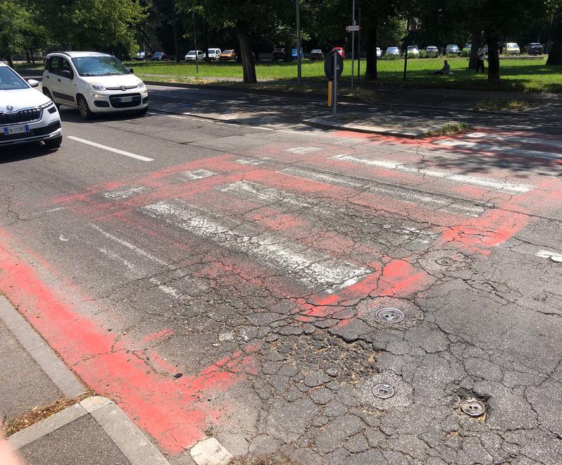 Reggio Emilia, la città dalle strisce pedonali fantasma