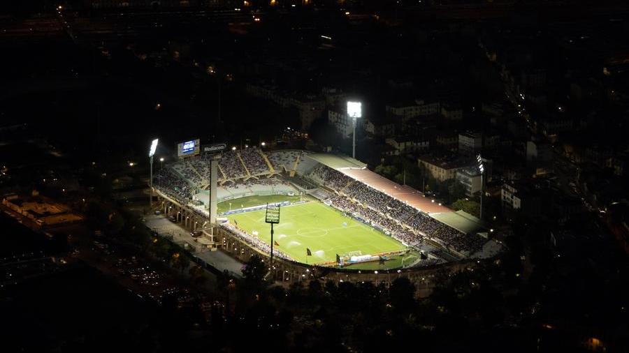 Una veduta aerea al crepuscolo dello stadio Franchi