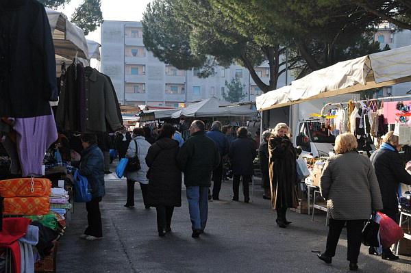 IL MERCATO AMBULANTE IN PIAZZA ALDO MORO