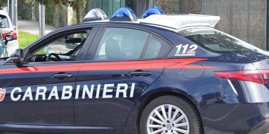 Carrara, lo abbraccia per rubargli l’orologio: l’anziano prova a reagire ma viene ferito