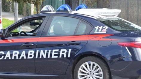 Carrara, lo abbraccia per rubargli l’orologio: l’anziano prova a reagire ma viene ferito
