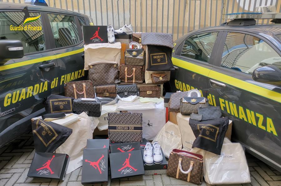 Pontedera, sequestrate 10mila borse contraffatte: quattro denunciati