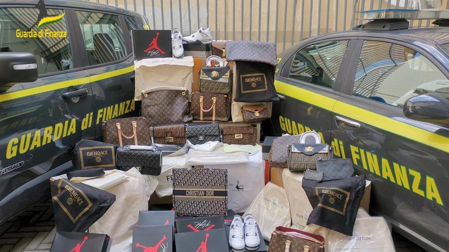 Pontedera, sequestrate 10mila borse contraffatte: quattro denunciati