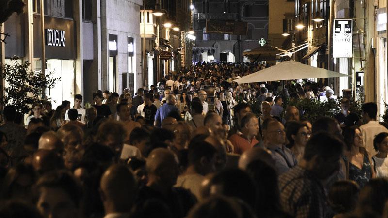 Torna la notte bianca in centro a Grosseto: negozi aperti per l’inizio dei saldi
