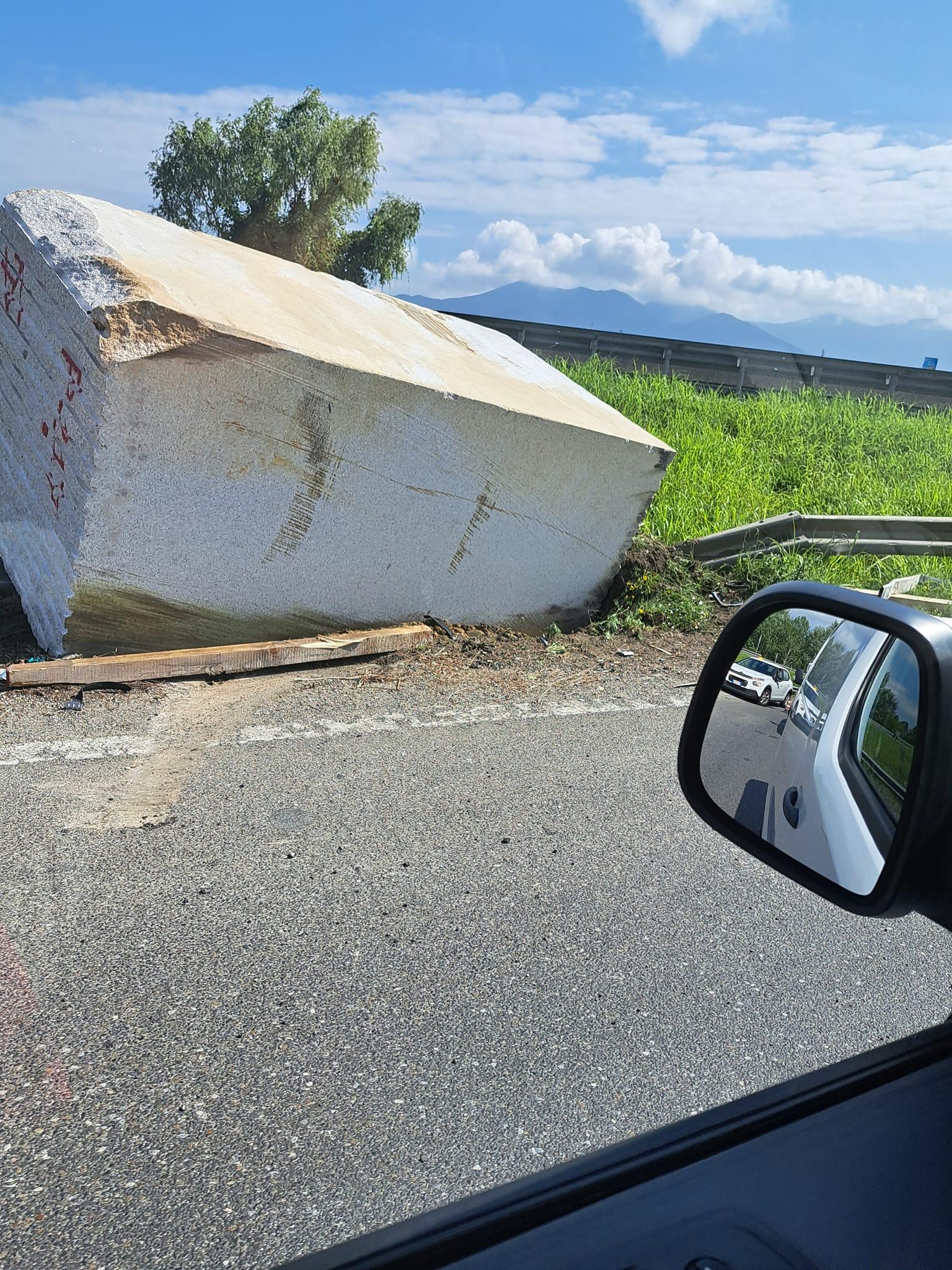 Pisa, camion perde blocco di marmo in Fi-Pi-Li