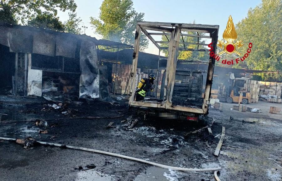 Firenze, camion in fiamme nella zona industriale: nessun ferito