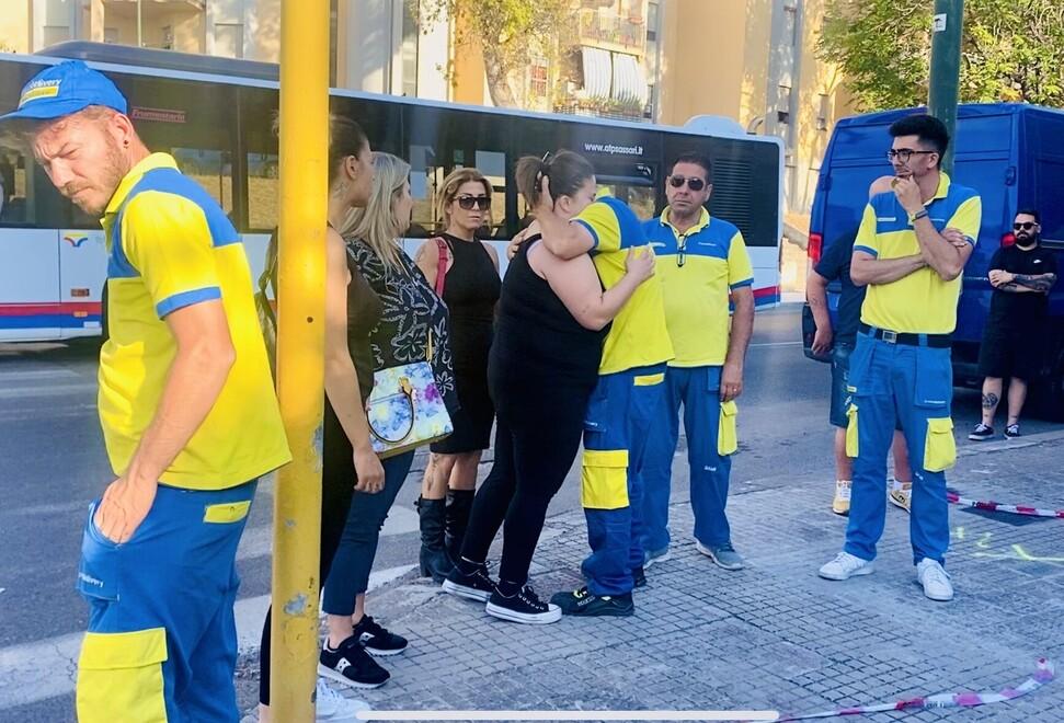 Sassari, l’omaggio dei colleghi Sda ad Antonio: l’ultima consegna sono i fiori per l’amico 