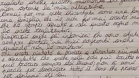 Ferrara, il gesto gentile di Txt: regala i libri di scuola al 13enne rimasto solo