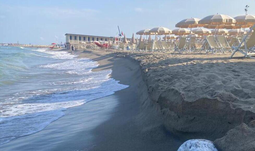 Tirrenia, l’erosione torna a colpire: «Sempre meno spiaggia: perse 3 file di ombrelloni»
