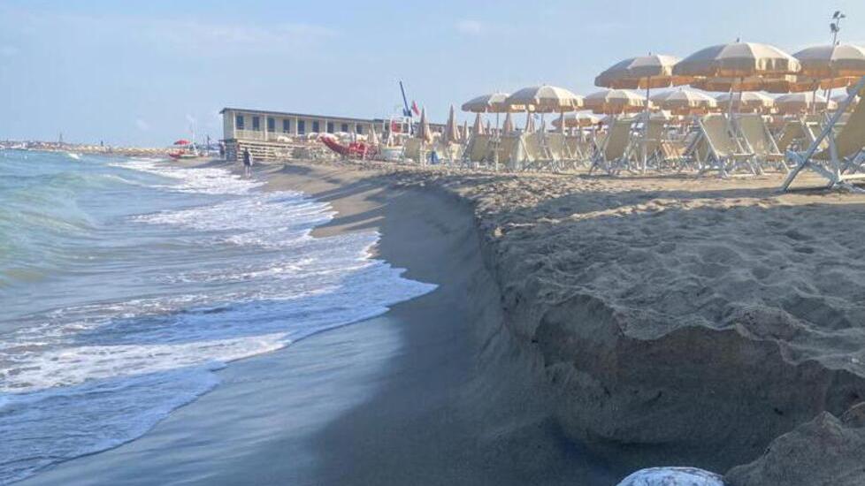 Tirrenia, l’erosione torna a colpire: «Sempre meno spiaggia: perse 3 file di ombrelloni»