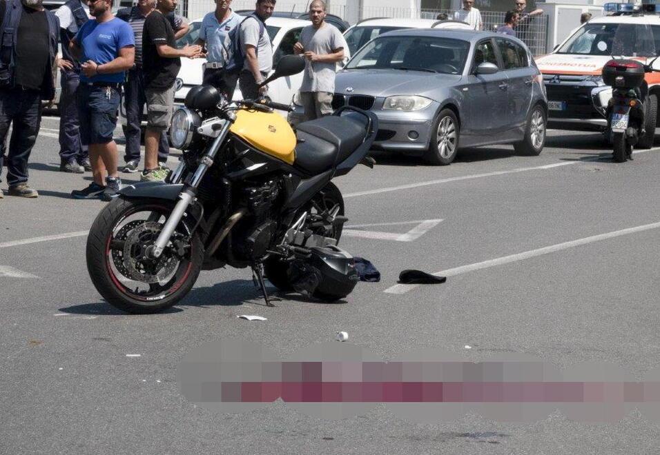 Incidente in Darsena a Viareggio, due ragazzi in fin di vita. Il centauro: «Ho schivato uno scooter, poi l’impatto con la bici»