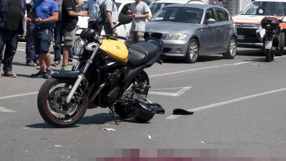 Incidente in Darsena a Viareggio, due ragazzi in fin di vita. Il centauro: «Ho schivato uno scooter, poi l’impatto con la bici»