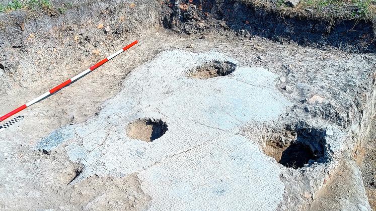 Comacchio, la terra restituisce il mosaico del pavimento di una villa augustea