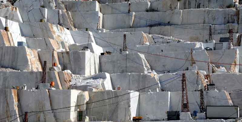 Cave di Carrara, prima convenzione: prorogate per 18 anni le concessioni. La sindaca: «Giornata storica»