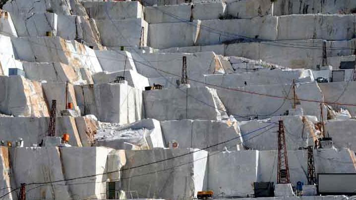 Cave di Carrara, prima convenzione: prorogate per 18 anni le concessioni. La sindaca: «Giornata storica»