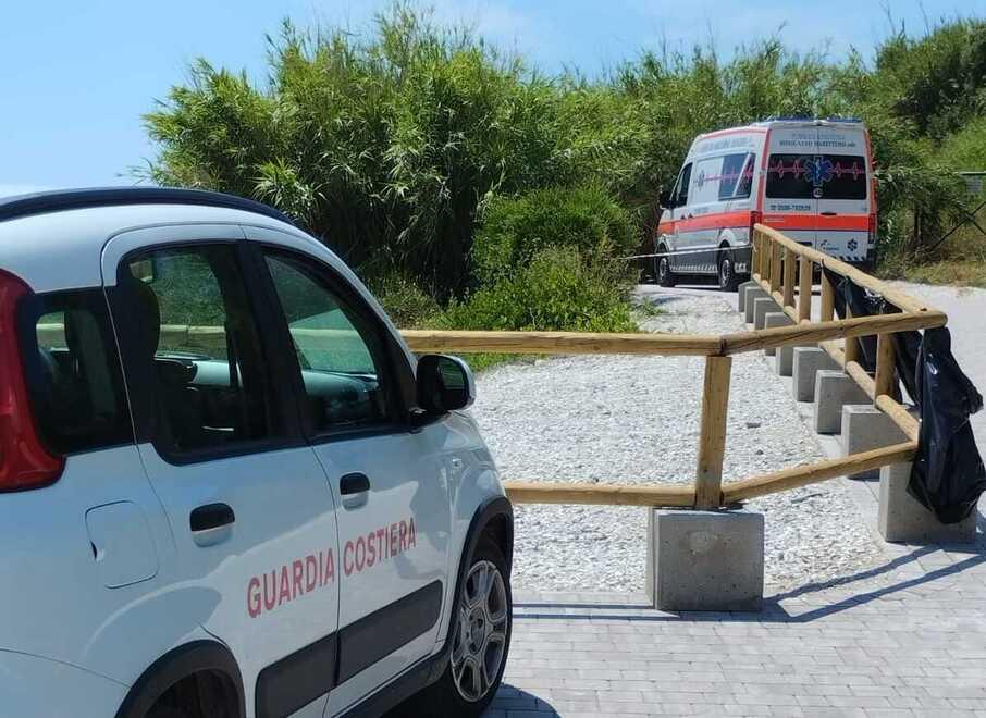 Annega per salvare la figlia a 46 anni alle Spiagge bianche, il bagnino: «Erano in difficoltà ma non c’era più niente da fare»