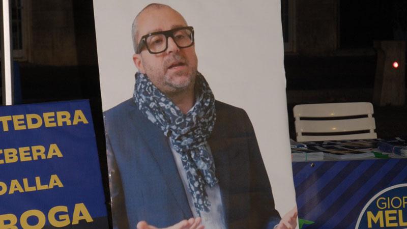 Il cartonato del sindaco in piazza sotto il gazebo di Fratelli d’Italia