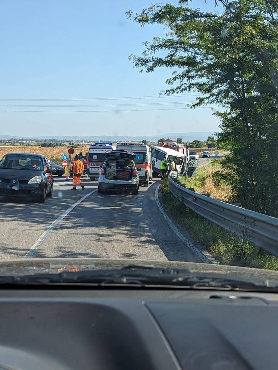 Orbetello: scontro fra auto e furgone, cinque feriti