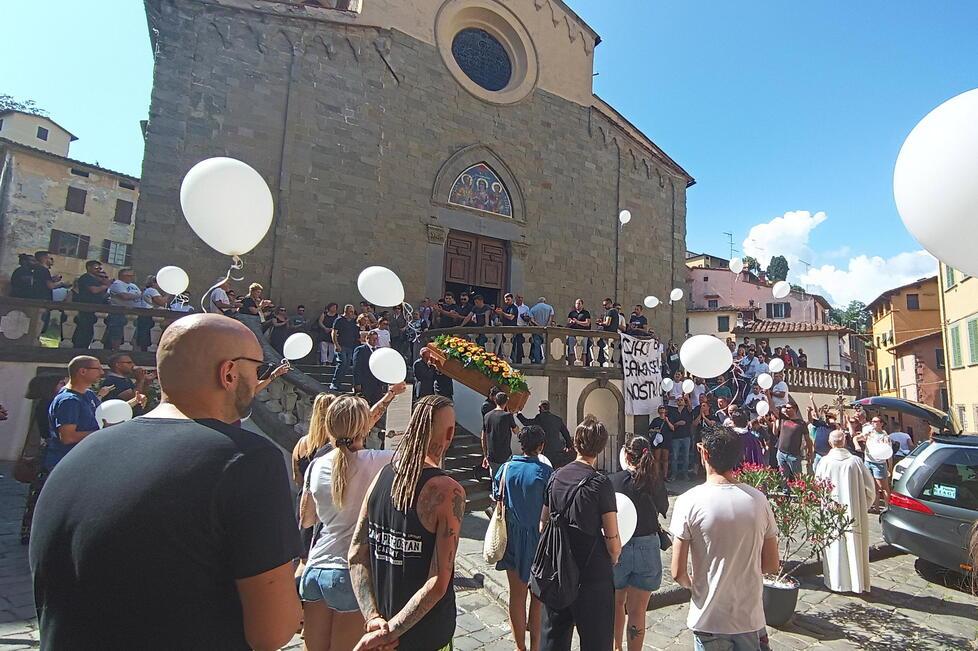 Pescia, rombo di motori al funerale di Luca, morto sotto un tir