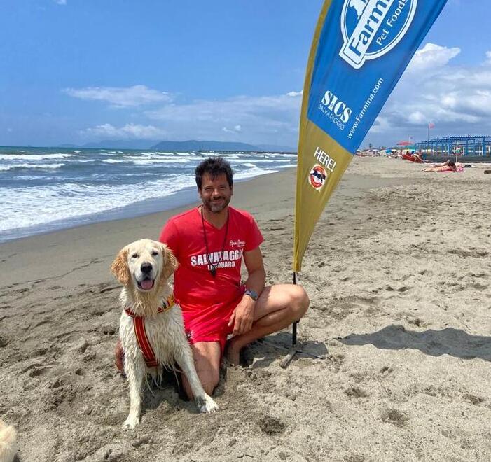 Forte dei Marmi, la cagnolina bagnina Lizzy salva un bagnante in balìa delle onde