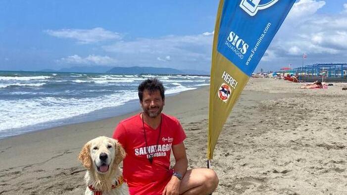 Forte dei Marmi, la cagnolina bagnina Lizzy salva un bagnante in balìa delle onde