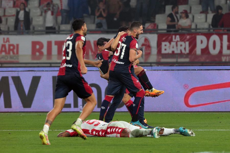 
	La gioia dei rossobl&ugrave; dopo il gol di Pavoletti che ha regalato al Cagliari il passaporto per la serie A

