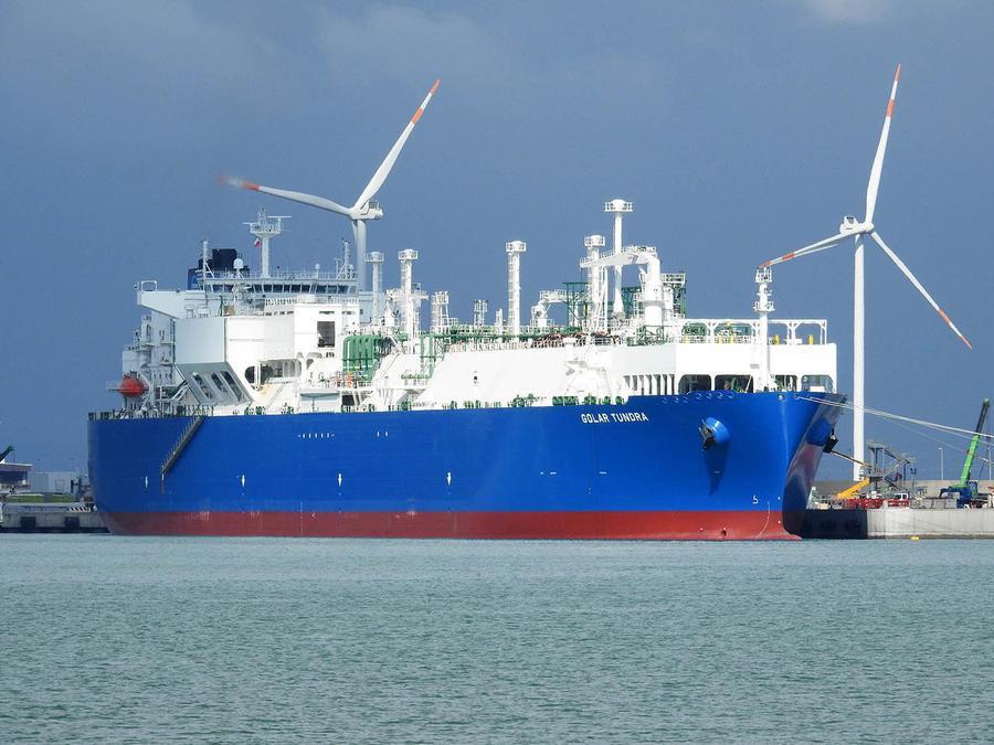 
	La nave rigassificatrice Golar Tundra alla banchina del porto di Piombino (foto Paolo Barlettani)

