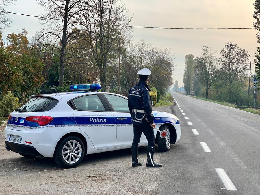 Carpi. Fermato senza patente, polizza e revisione su veicolo sequestrato: 11mila euro di multa