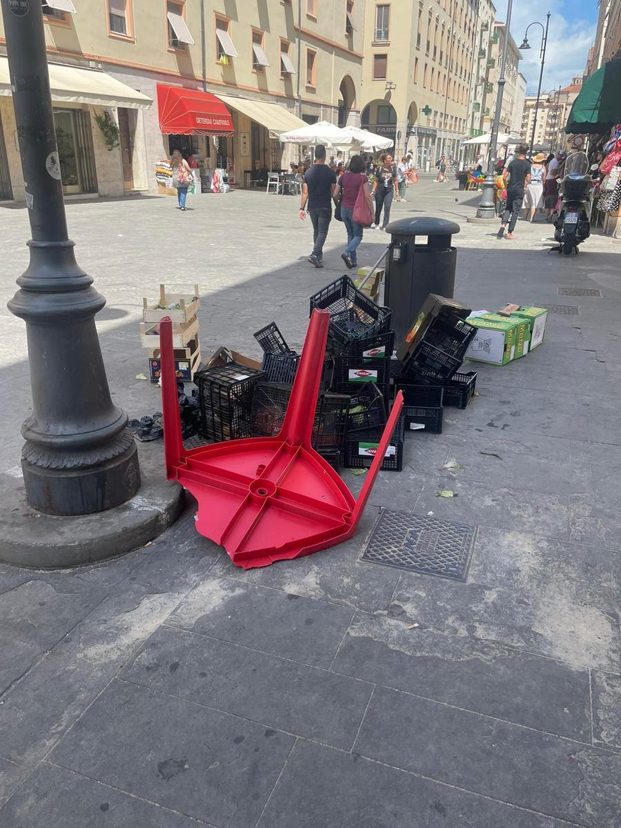 
	Il tavolo usato come arma durante il parapiglia

