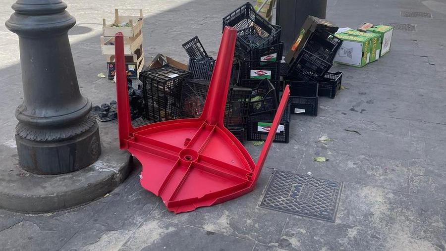 Il tavolo usato come arma durante il parapiglia