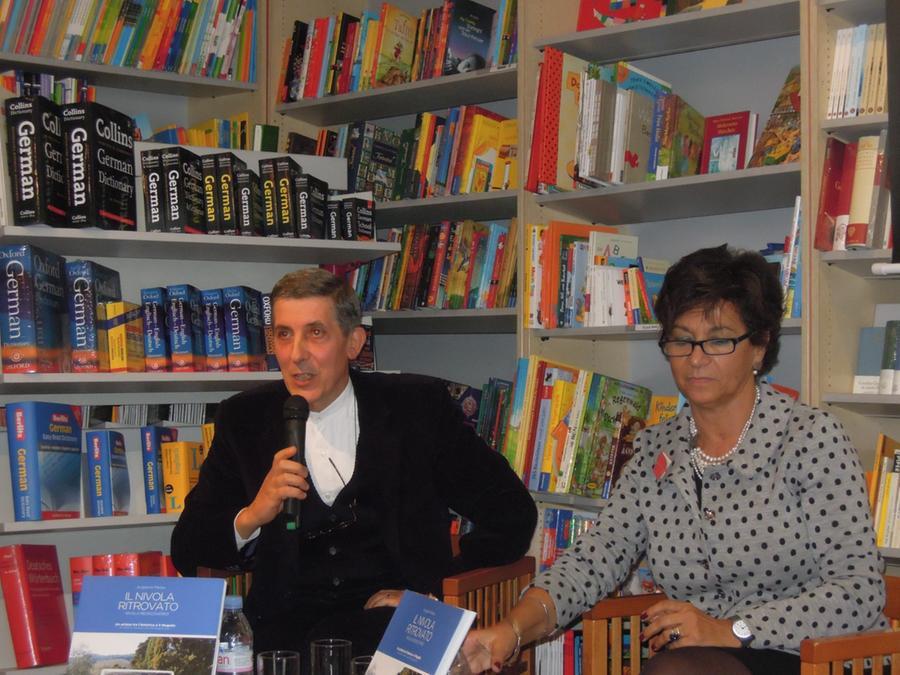 Angelino Mereu durante una presentazione del suo "Il Nivola ritrovato"