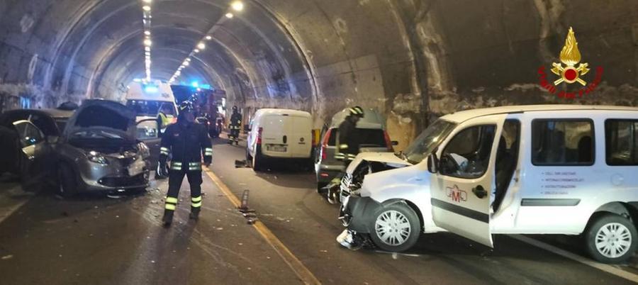 Nuoro, tamponamento a catena in galleria sulla 131dcn: quattro persone in ospedale