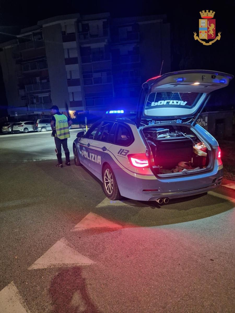 Trovato con tenaglie e taglierino: non potrà tornare per due anni