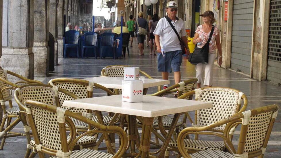 Suolo pubblico, a Livorno concessioni più lunghe. Tavoli in piazza anche per 8 anni
