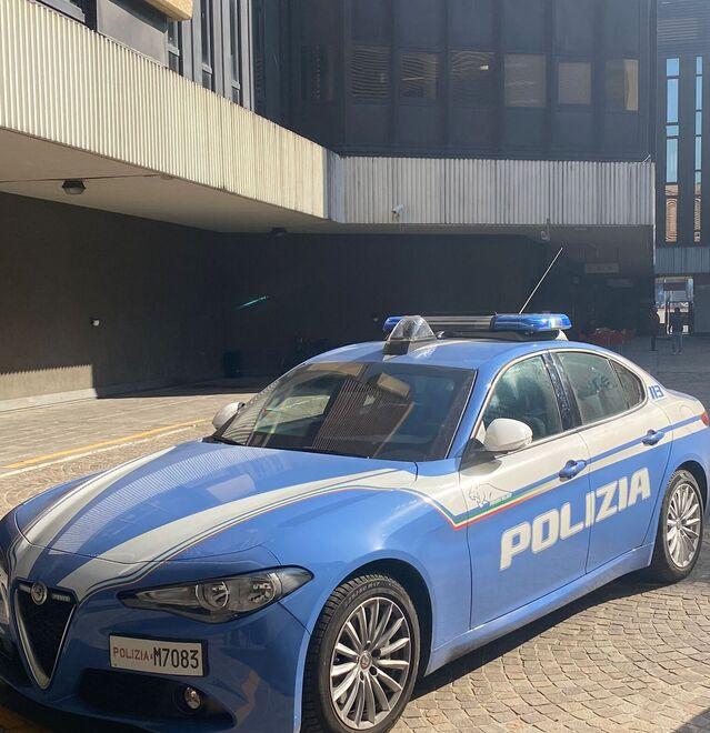 Aggredisce il compagno della sorella poi distrugge un’auto della polizia