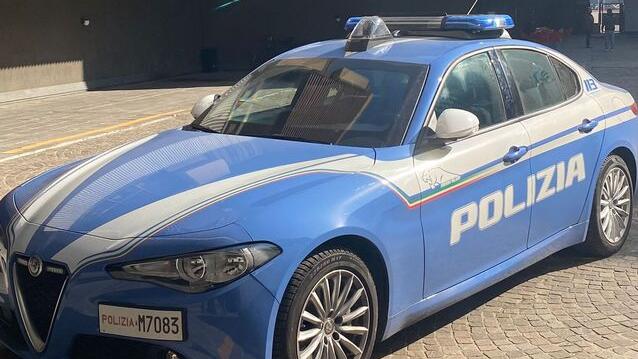 Aggredisce il compagno della sorella poi distrugge un’auto della polizia
