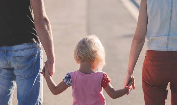 Alghero, non prende il volo per Bristol: madre in fuga con i due figli