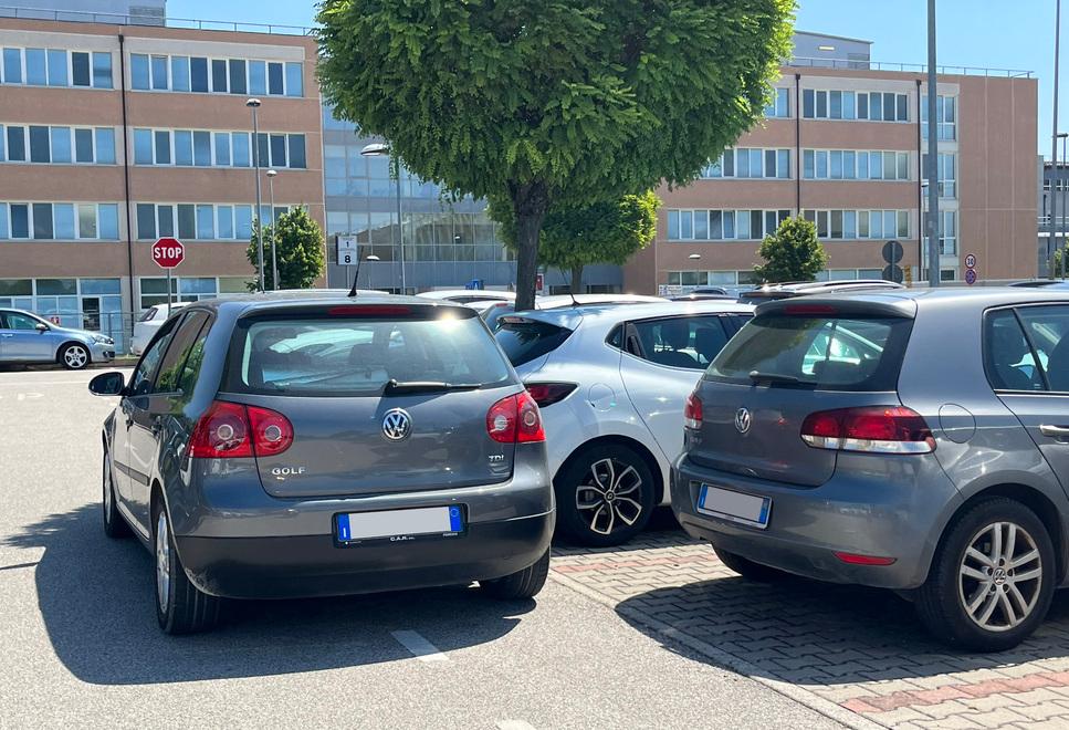 Parcheggio selvaggio al Sant’Anna: poco rispetto per i divieti in strada
