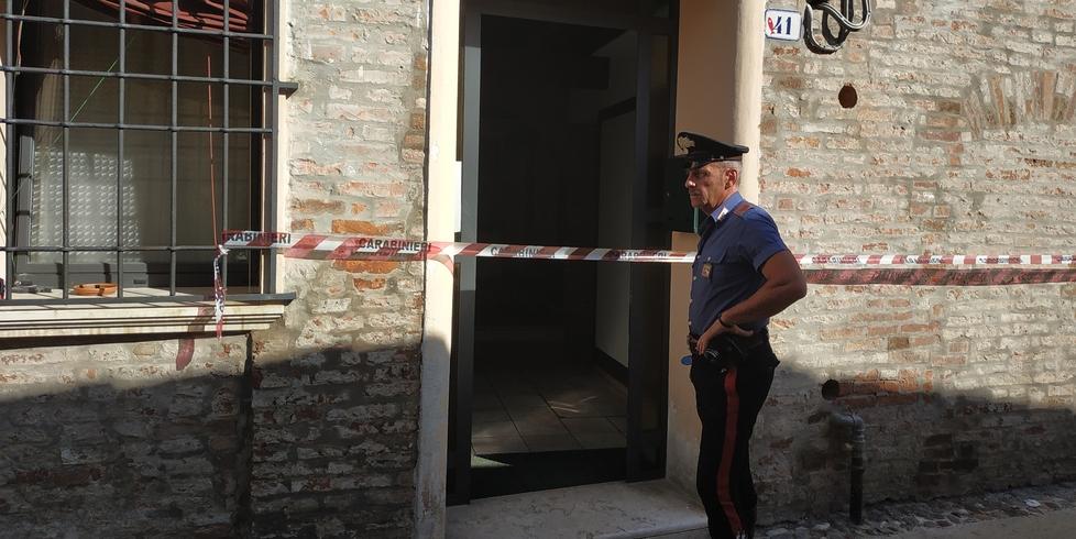 Ferrara, donna trovata morta in casa. indagini sugli ultimi contatti