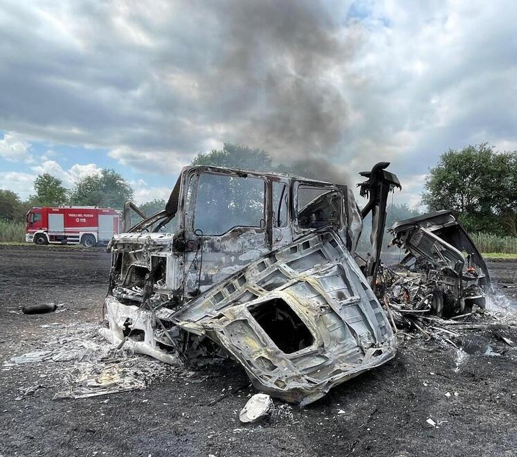 Comacchio, camion dei pompieri impantanato si incendia: due i feriti