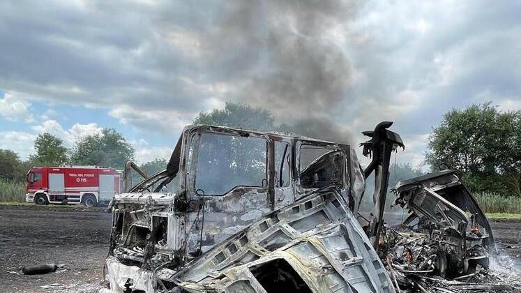 Comacchio, camion dei pompieri impantanato si incendia: due i feriti