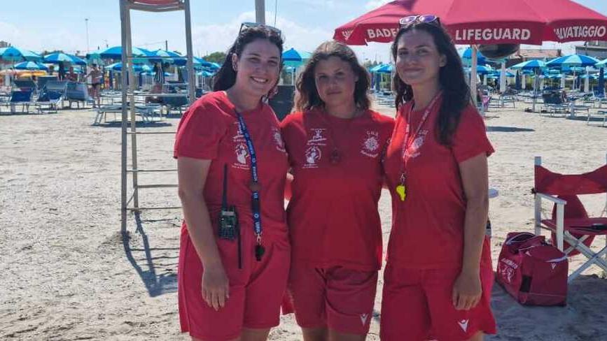 Porto Garibaldi, turista salvata da tre bagnine: era entrata in mare dopo mangiato