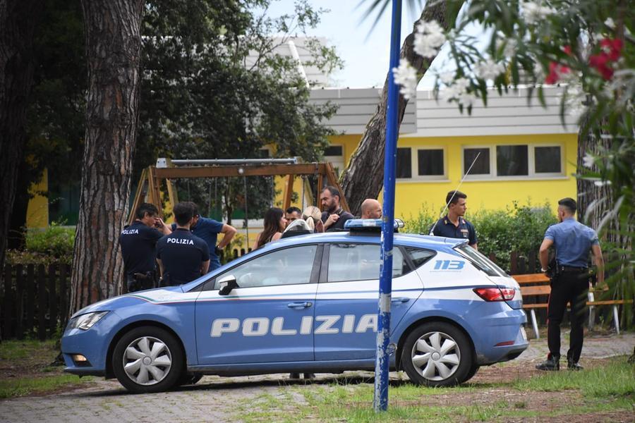 Carrara, trovato morto a 44 anni nel parco di una scuola