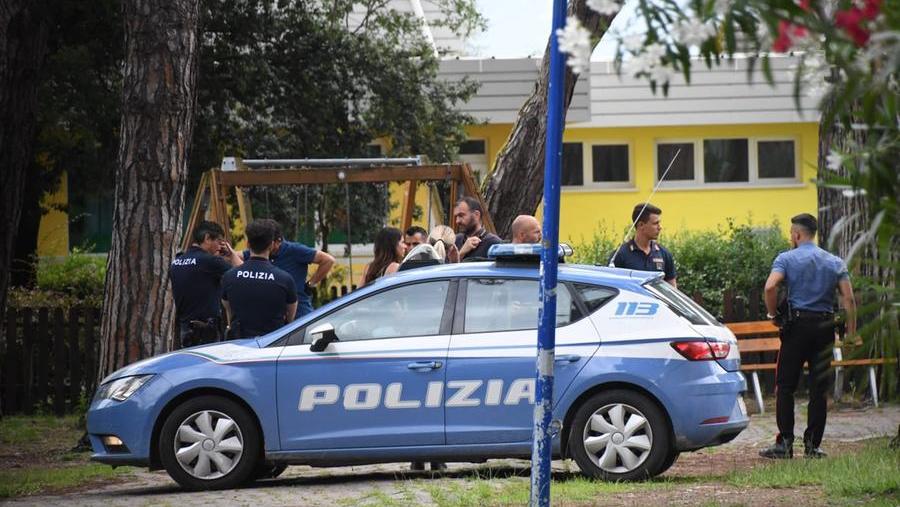 Carrara, trovato morto a 44 anni nel parco di una scuola