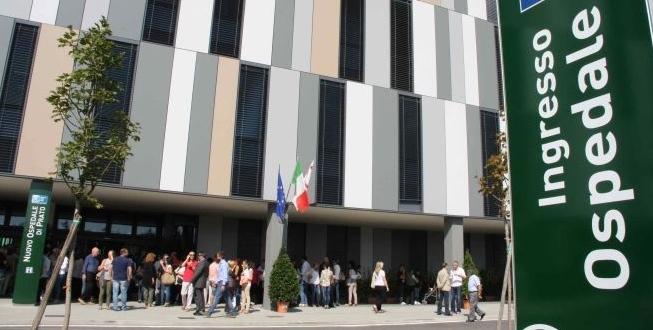 Prato, in 200 in coda all’accettazione e c’è chi chiama i carabinieri. Cosa è successo e le scuse