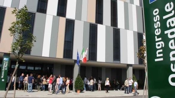 Prato, in 200 in coda all’accettazione e c’è chi chiama i carabinieri. Cosa è successo e le scuse