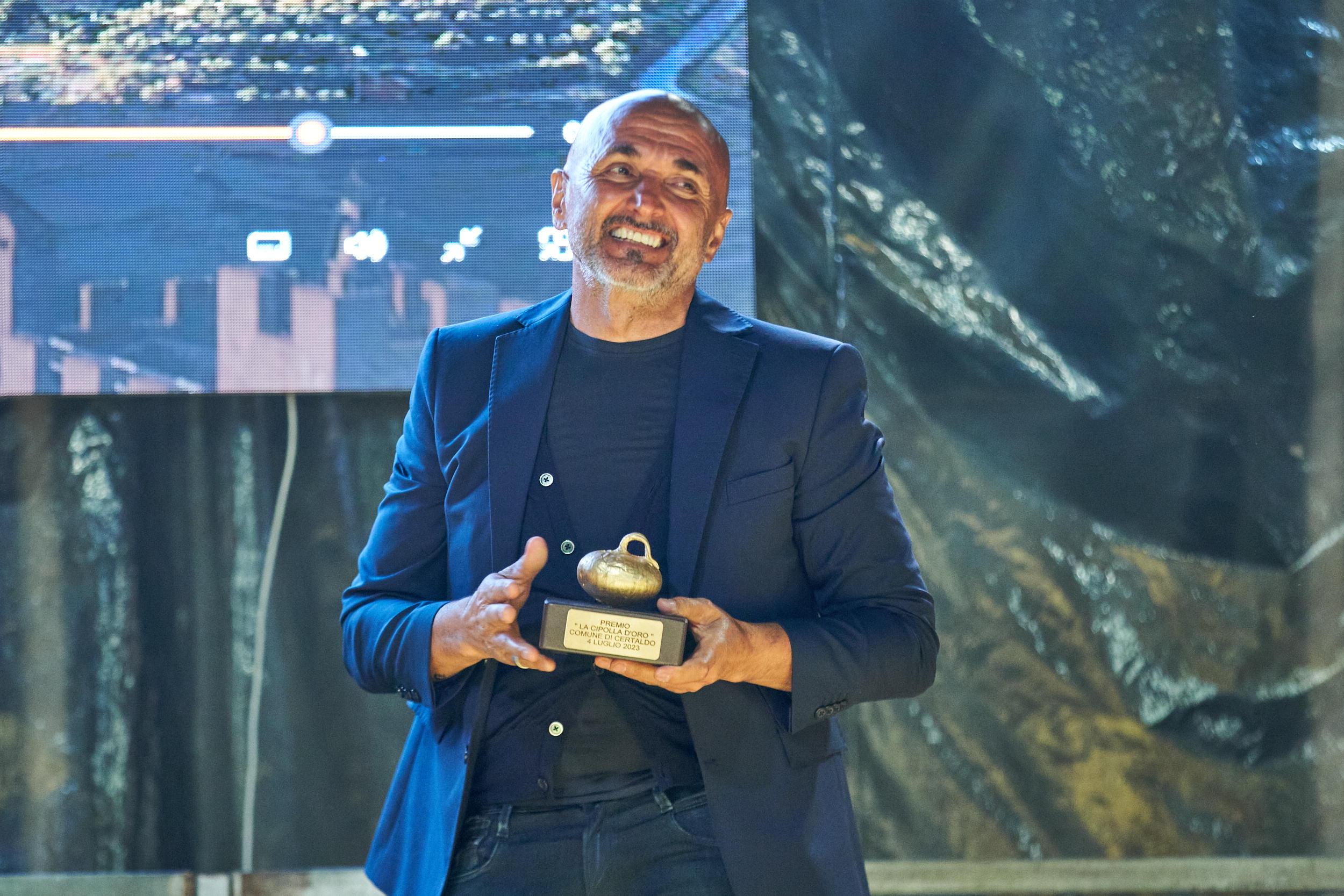 In mille per Luciano Spalletti nella “sua” Certaldo: «Magari ora posso allenare i bambini»