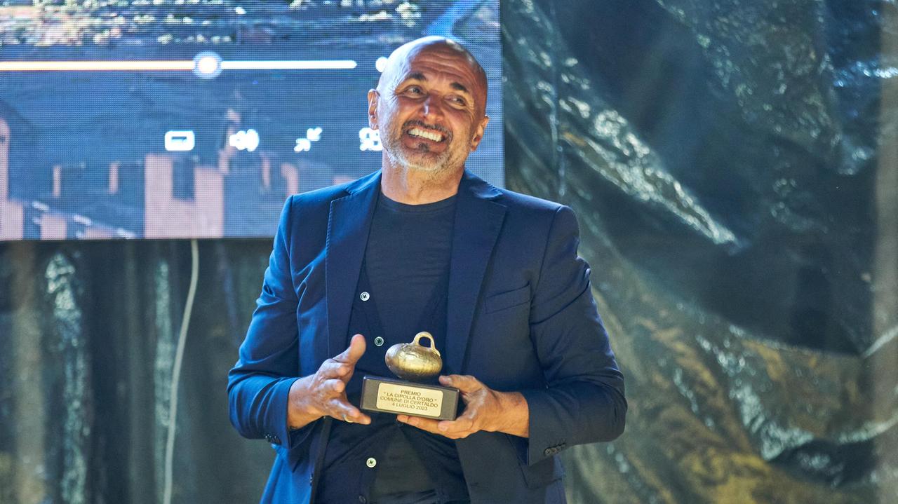 In mille per Luciano Spalletti nella “sua” Certaldo: «Magari ora posso allenare i bambini»