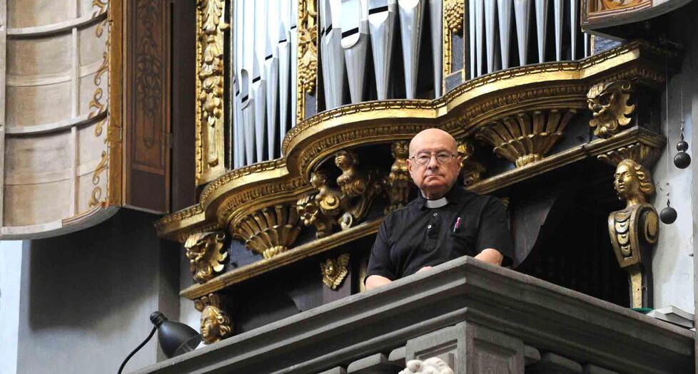 Don Umberto Pineschi davanti a uno degli organi
